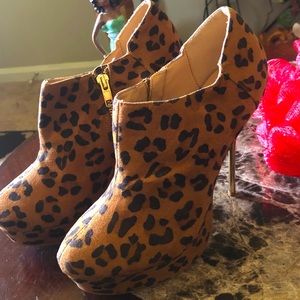 Leopard print 4 inch heels size 8